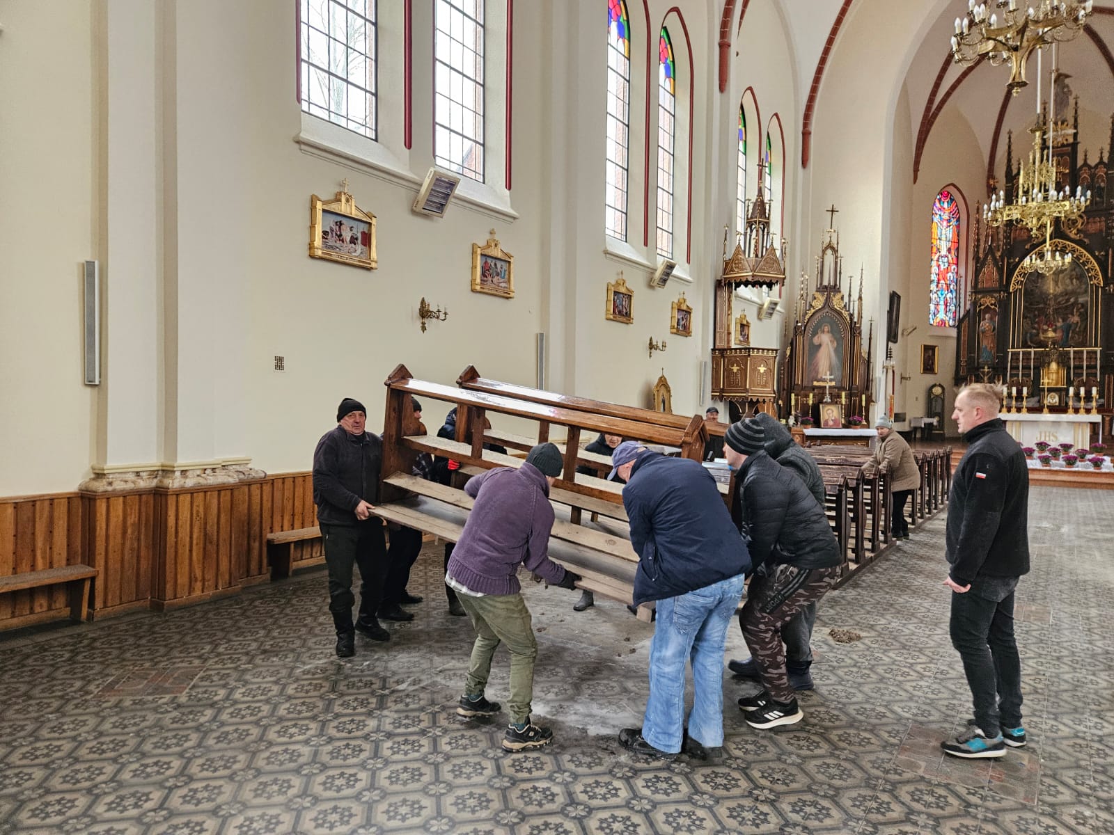 Read more about the article Transport ławek z kościoła do kaplicy w Regnach z podziękowaniem dla mieszkańców Regien, Starego Redzenia i Redzenia Górniak za zaangażowanie.